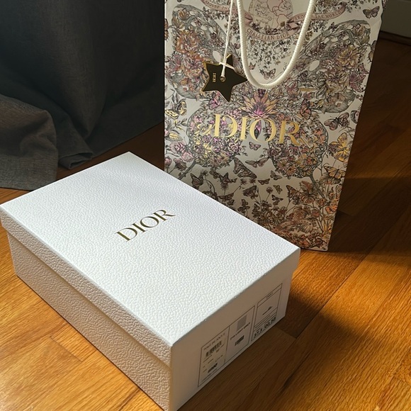 Dior Luxurious White and Gold Set - Picture 7 of 8